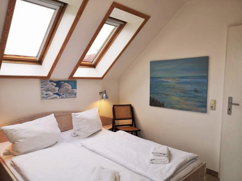 Schlafzimmer mit Doppelbett, zweite Ansicht